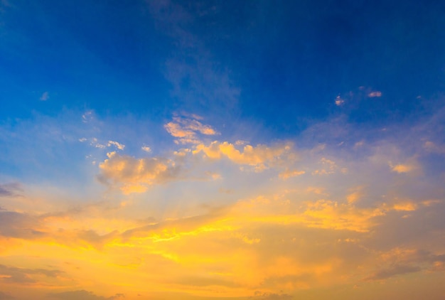 Nubes en el cielo azul