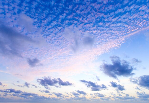 Nubes en el cielo azul