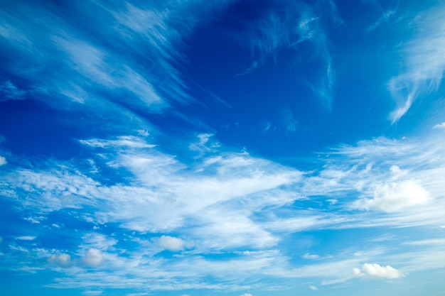 Foto nubes en el cielo azul