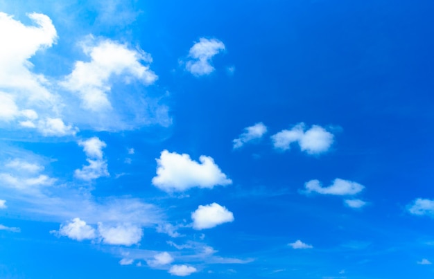 Nubes en el cielo azul