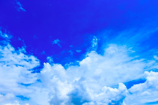 Nubes en el cielo azul