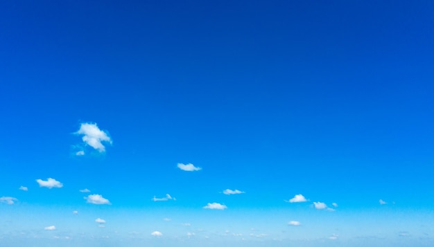 Nubes en el cielo azul