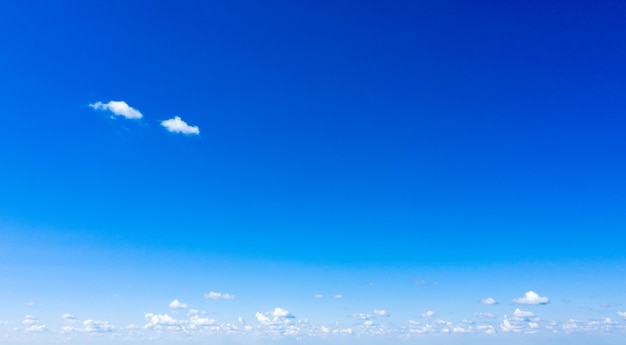 Nubes en el cielo azul