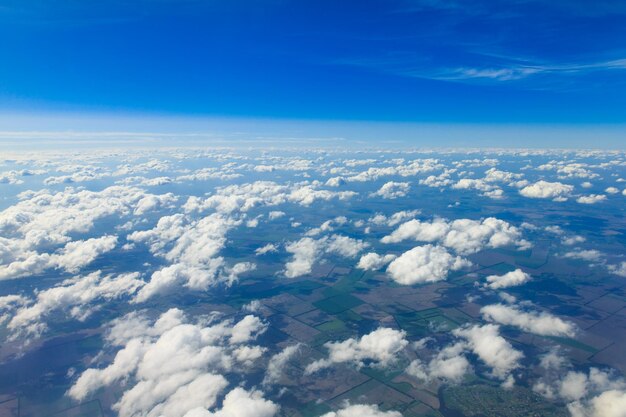 nubes en el cielo azul