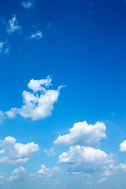 Foto nubes en el cielo azul