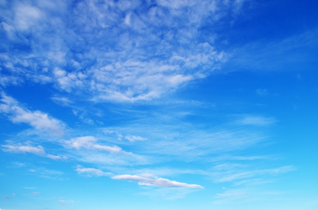 Nubes en el cielo azul