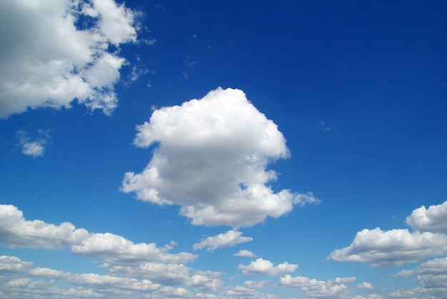 Nubes en el cielo azul