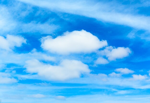 Nubes en el cielo azul