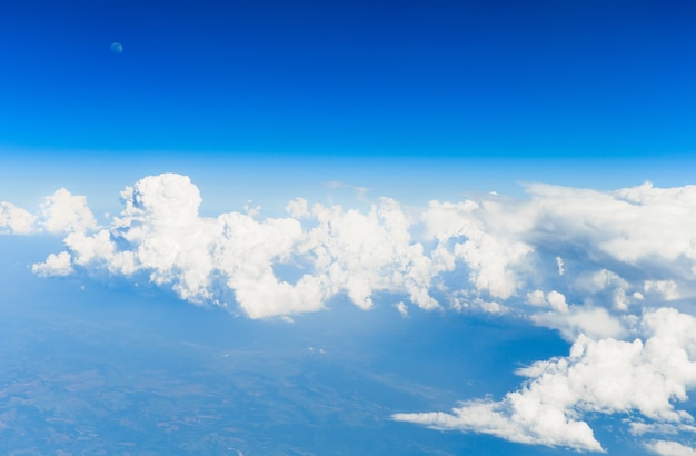 Nubes en el cielo azul