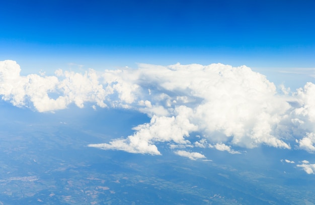 Nubes en el cielo azul