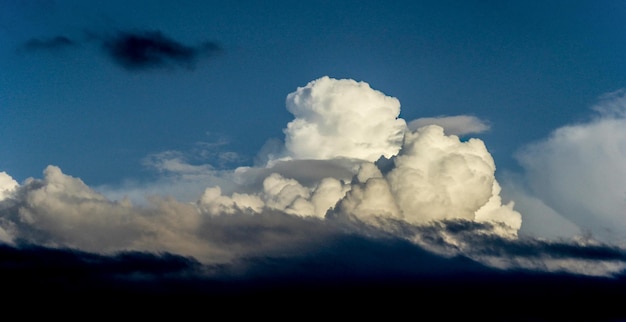 Foto nubes en un cielo azul