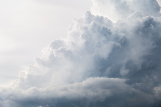 Nubes y cielo blancos y negros cuando la lluvia está llegando.