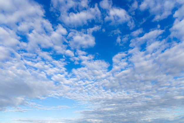 nubes y cielo cielo azul y nubes blancas