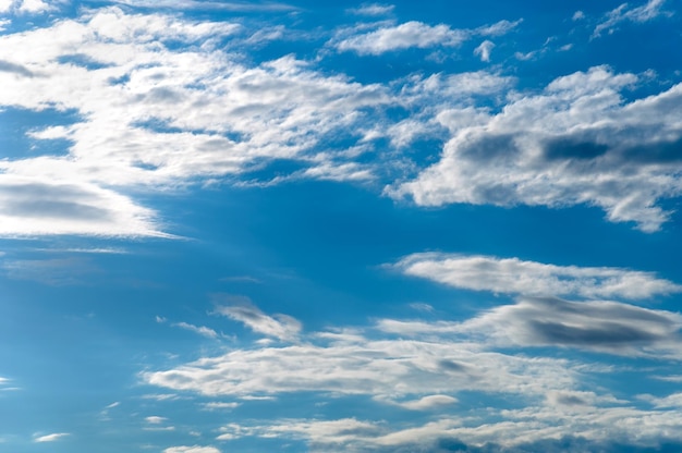 Nubes de cielo y cielo despejado en Tver Rusia