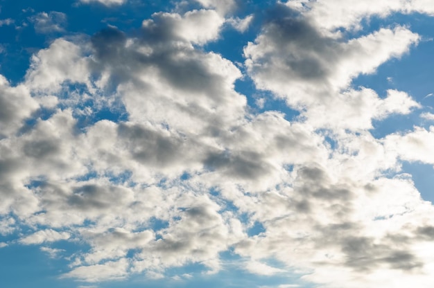 Nubes de cielo y cielo despejado en Tver Rusia