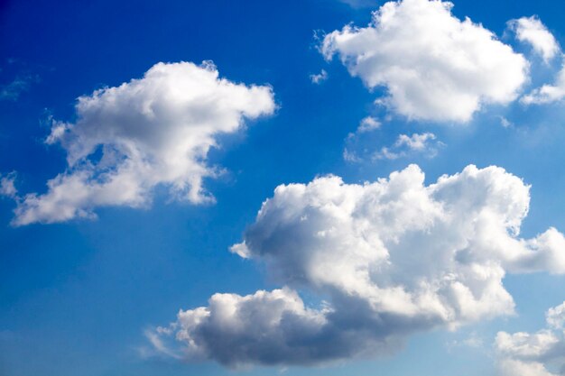 Foto las nubes en el cielo claro el fondo de la naturaleza del cielo.