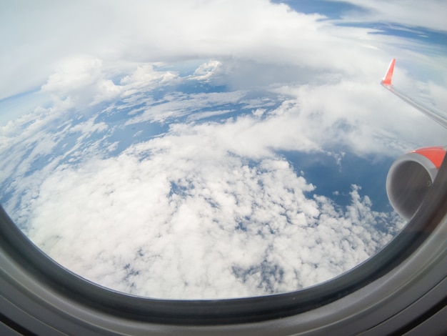 Nubes y cielo como se ve a través de la ventana de un avión. De Gopro Hero 5