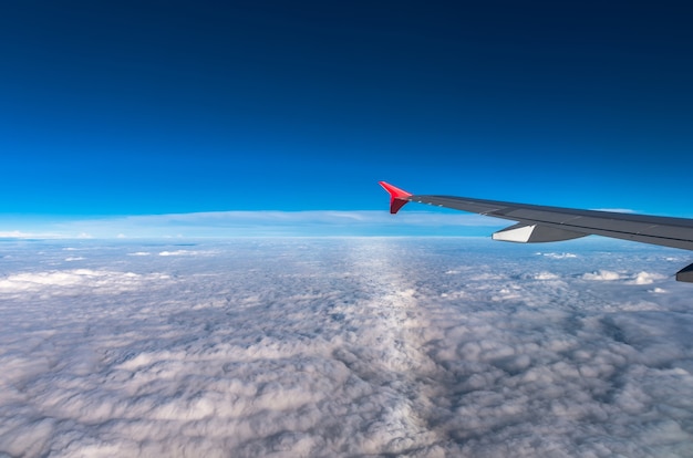 Nubes y cielo como se ve a través de la ventana de un avión