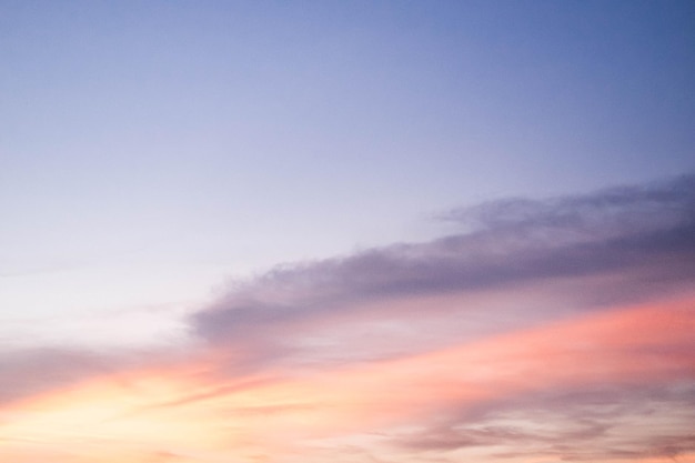 Nubes cielo crepuscular en color pastel Fondo espiritual colorido rosa y azul