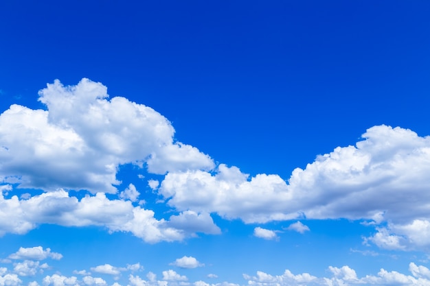 Nubes en el cielo en un día claro