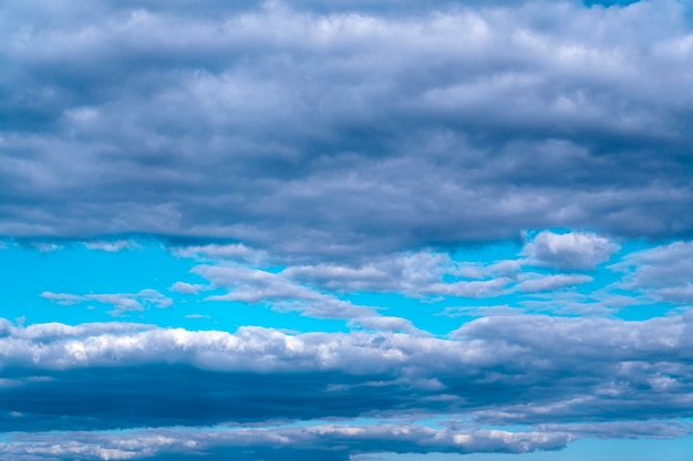 Nubes en el cielo en un día soleado