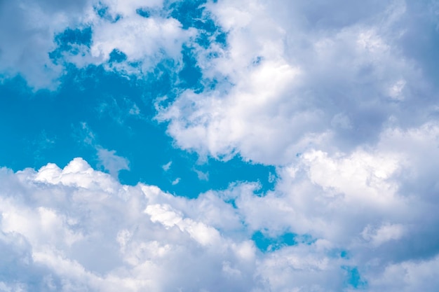 Nubes en el cielo en un día soleado