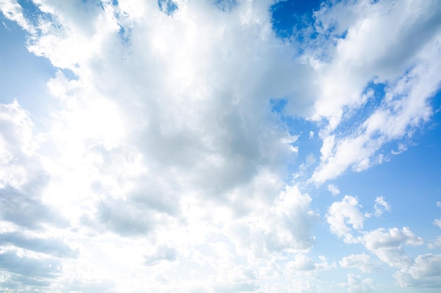 Nubes y cielo, fondo de cielo azul con nubes diminutas. panorama