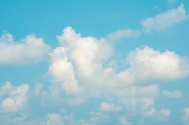 Nubes y cielo con fondo de patrón borroso