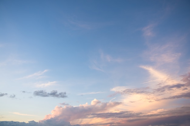 Nubes y cielo hermoso