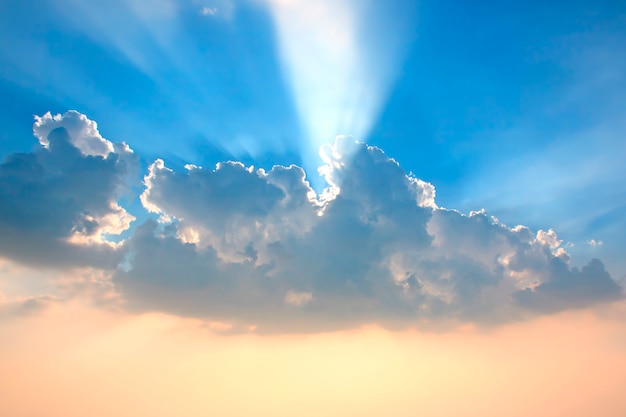 Nubes en el cielo con la luz del sol brillando en el mar