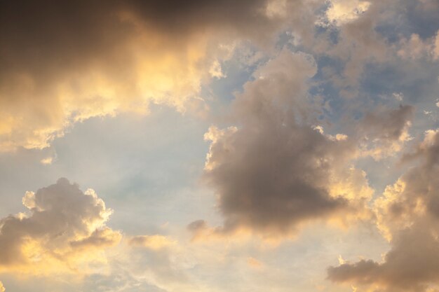 Nubes y cielo en la noche