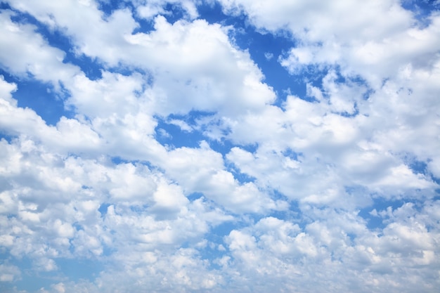 Nubes en el cielo, pueden usarse como fondo.