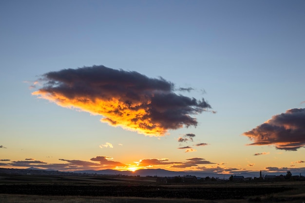 Nubes en el cielo durante la puesta de sol