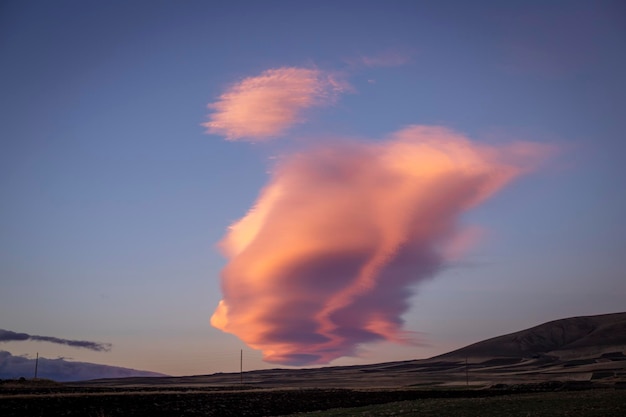 Nubes en el cielo durante la puesta de sol