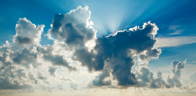 Nubes en el cielo con rayos de sol