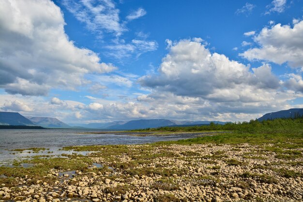 Nubes en el cielo sobre el lago