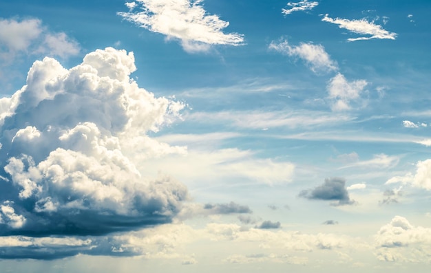 Nubes y cielo tropical de verano