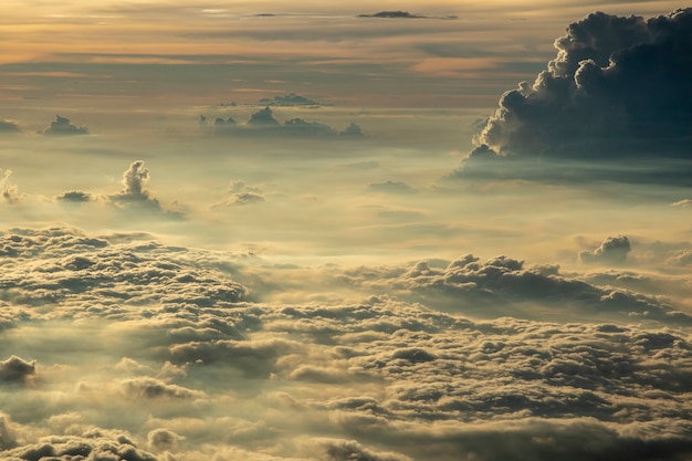 Nubes en el cielo desde la ventana del avión.