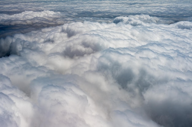 Nubes en el cielo desde la ventana del avión