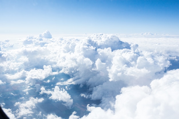 Nubes y cielo desde la ventana del avión.