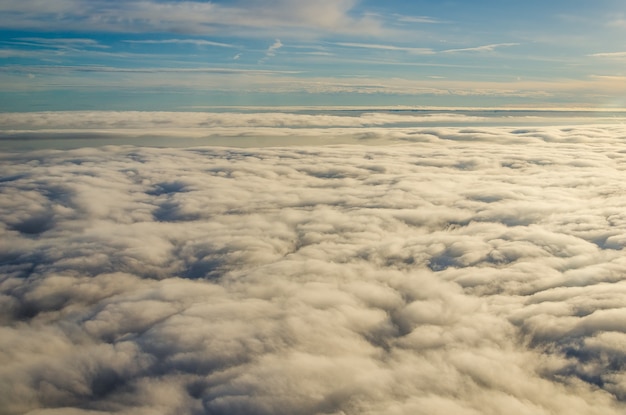 Las nubes y el cielo visto a través de la ventana de un avión.