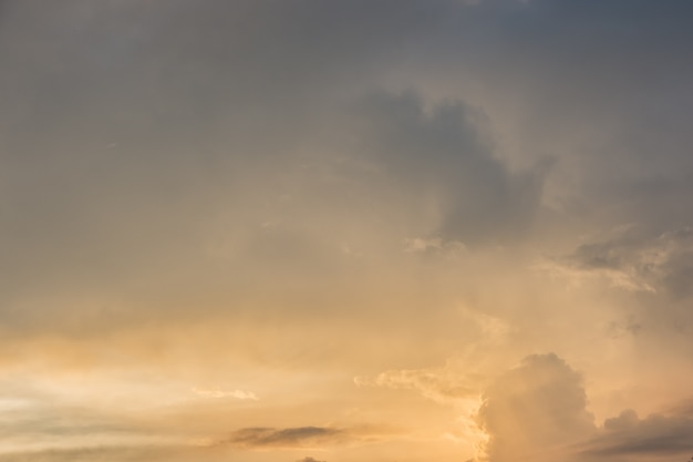 Nubes y cielo