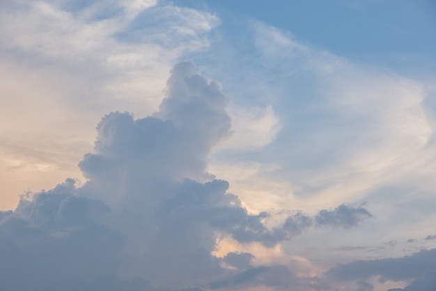 Nubes y cielo