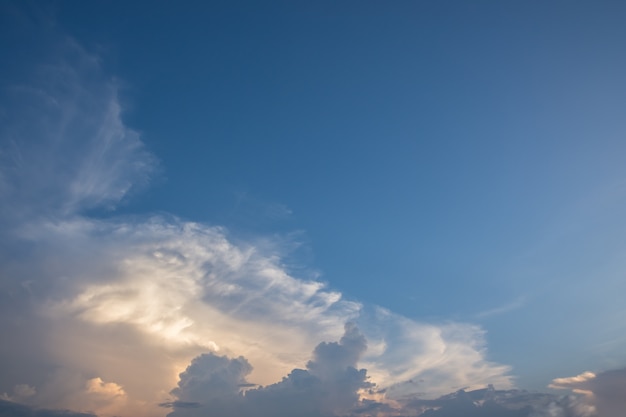 Nubes y cielo