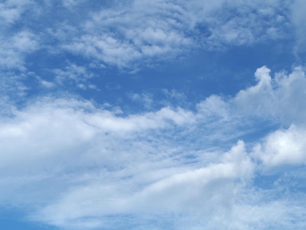 Nubes cirrocúmulos en el cielo