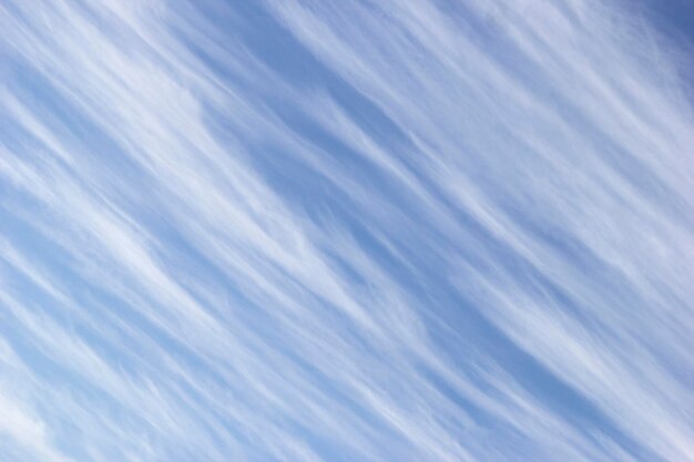 Foto nubes cirros blancas en forma de rayas diagonales en el cielo azul de fondo