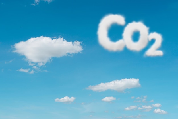 nubes de CO2 Símbolo CO2 de las nubes en el cielo azul. Tecnología de captura de carbono: una estrategia para el desarrollo