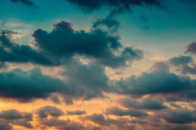 Las nubes de color gris cubren parcialmente el cielo