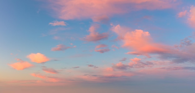 Nubes de color rosa claro pastel en el cielo azul durante el fondo del cielo del atardecer del amanecer