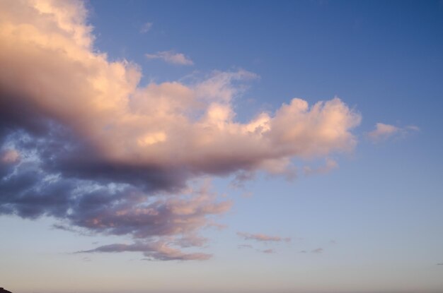 Nubes de colores al atardecer